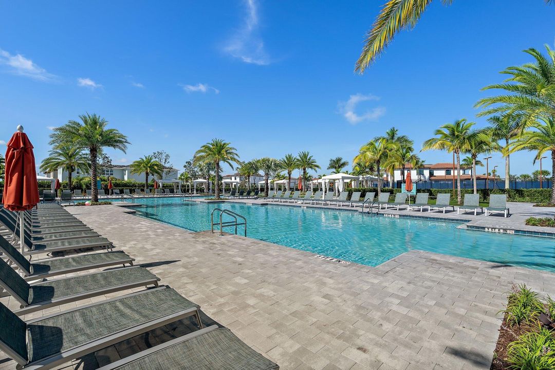 En Venta: $1,599,900 (3 camas, 3 baños, 2890 Pies cuadrados)