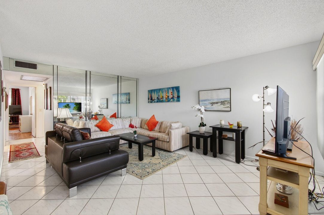 For Sale: $116,400 (2 beds, 1 baths, 861 Square Feet)