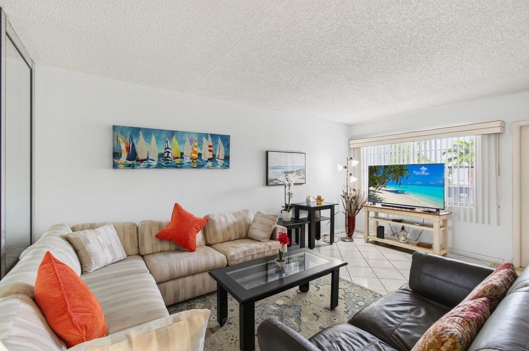 For Sale: $116,400 (2 beds, 1 baths, 861 Square Feet)