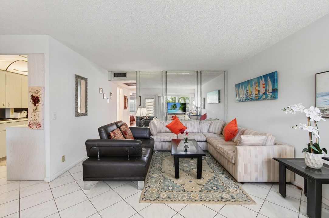 For Sale: $116,400 (2 beds, 1 baths, 861 Square Feet)