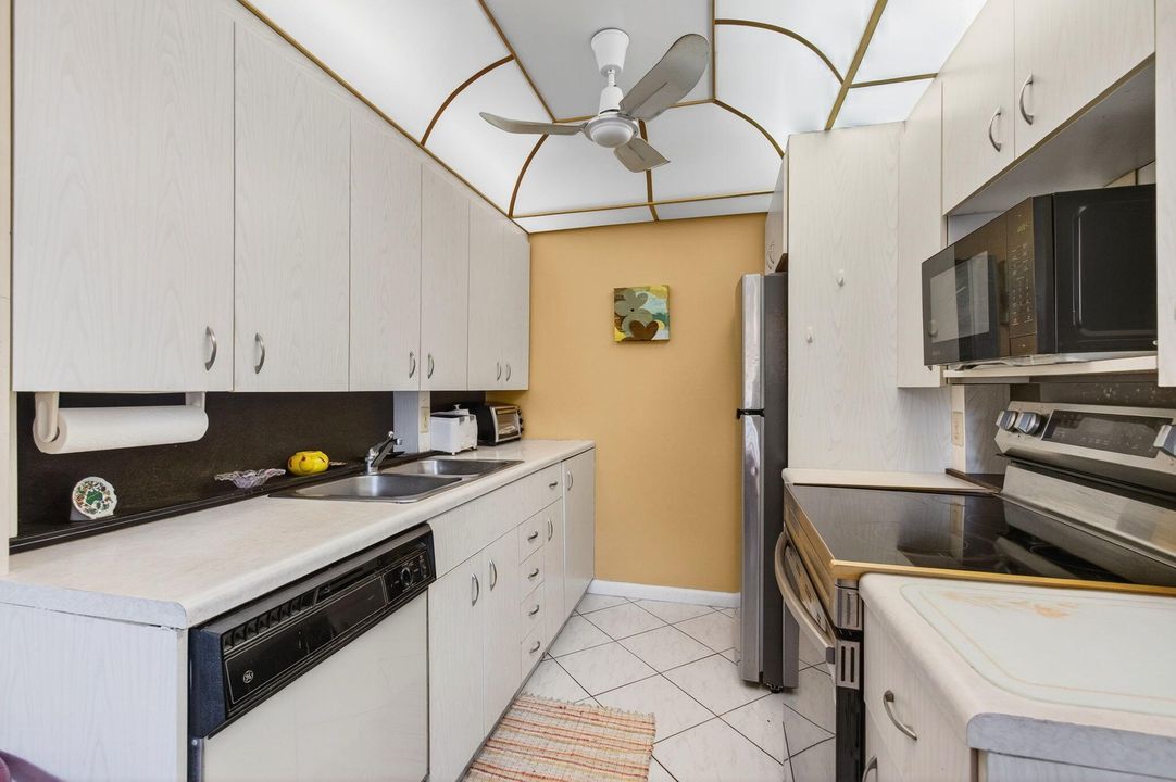 For Sale: $116,400 (2 beds, 1 baths, 861 Square Feet)