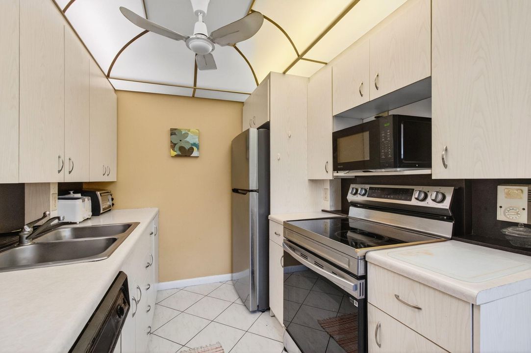 For Sale: $116,400 (2 beds, 1 baths, 861 Square Feet)