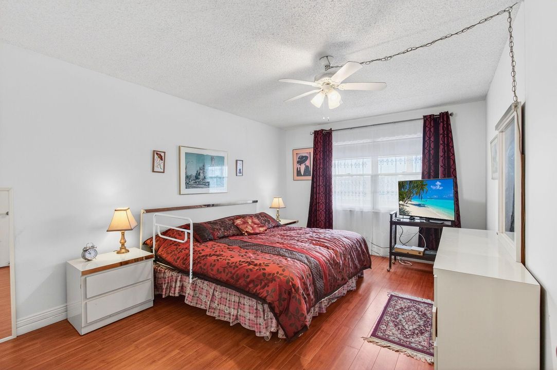 For Sale: $116,400 (2 beds, 1 baths, 861 Square Feet)