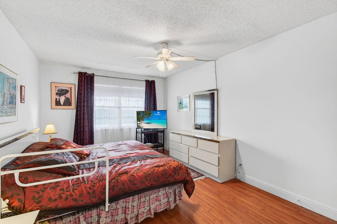 For Sale: $116,400 (2 beds, 1 baths, 861 Square Feet)