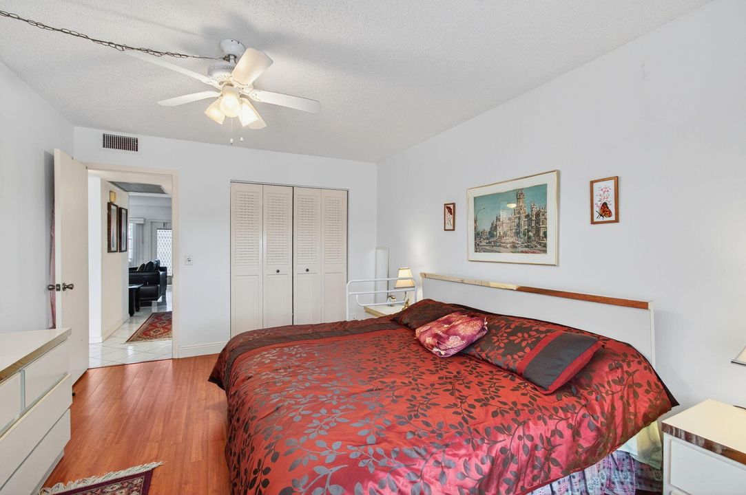 For Sale: $116,400 (2 beds, 1 baths, 861 Square Feet)