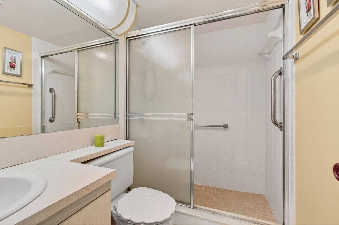 For Sale: $116,400 (2 beds, 1 baths, 861 Square Feet)