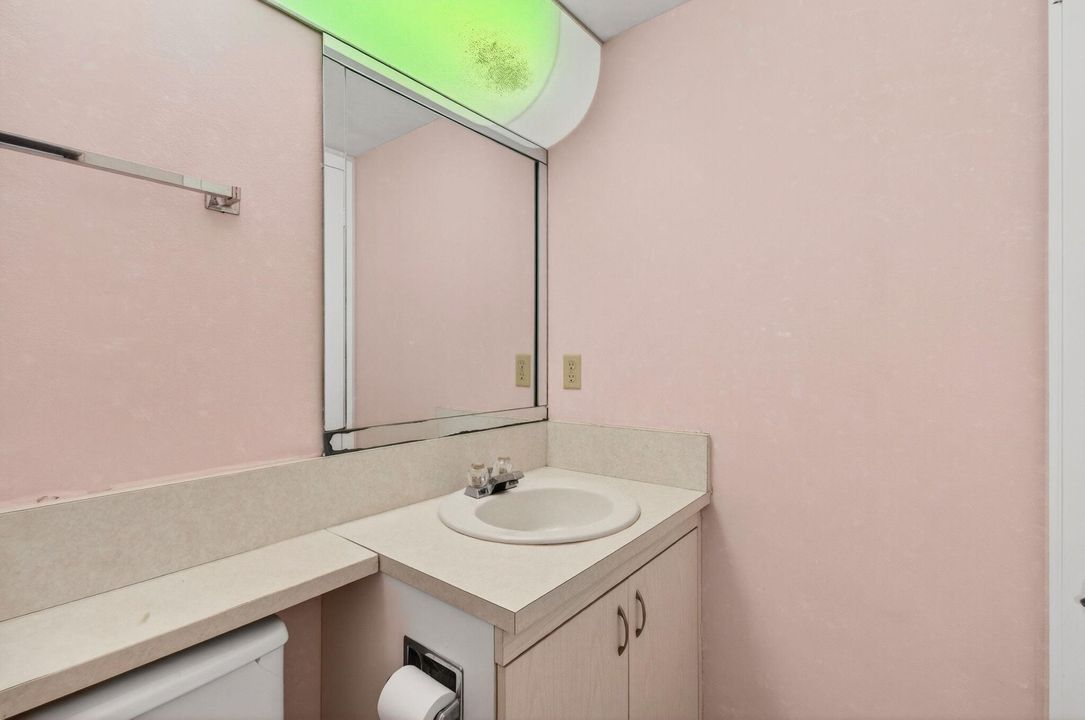 For Sale: $116,400 (2 beds, 1 baths, 861 Square Feet)