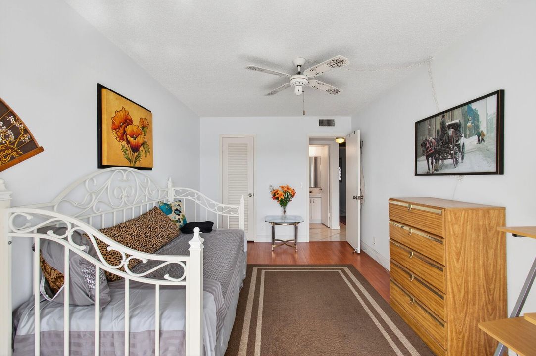 For Sale: $116,400 (2 beds, 1 baths, 861 Square Feet)