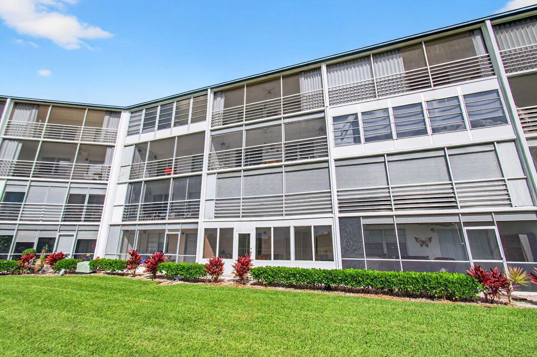 For Sale: $116,400 (2 beds, 1 baths, 861 Square Feet)