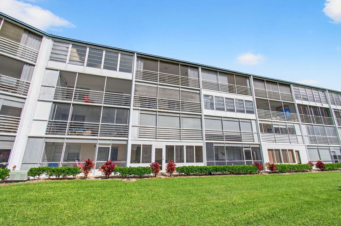 For Sale: $116,400 (2 beds, 1 baths, 861 Square Feet)