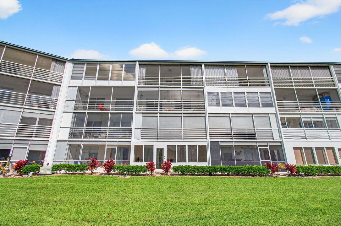 For Sale: $116,400 (2 beds, 1 baths, 861 Square Feet)