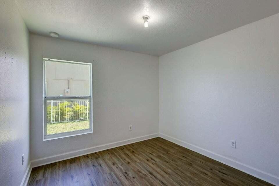 На продажу: $305,000 (3 спален, 2 ванн, 1270 Квадратных фут)