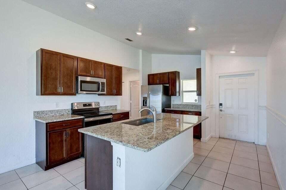 На продажу: $305,000 (3 спален, 2 ванн, 1270 Квадратных фут)