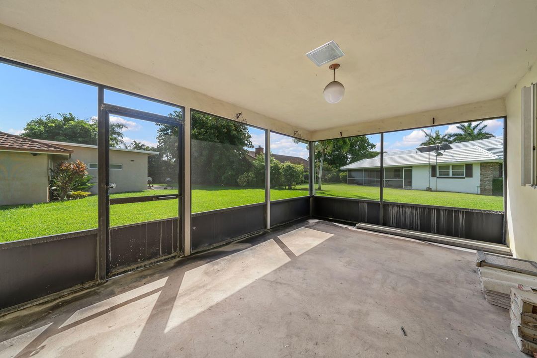 合同活跃: $565,000 (4 贝兹, 2 浴室, 1936 平方英尺)