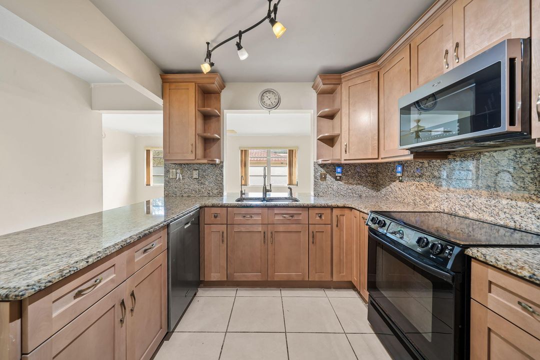 合同活跃: $565,000 (4 贝兹, 2 浴室, 1936 平方英尺)