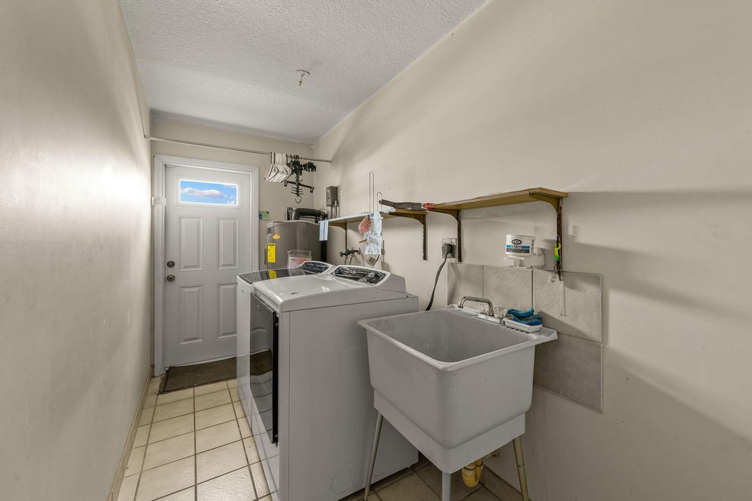 合同活跃: $565,000 (4 贝兹, 2 浴室, 1936 平方英尺)