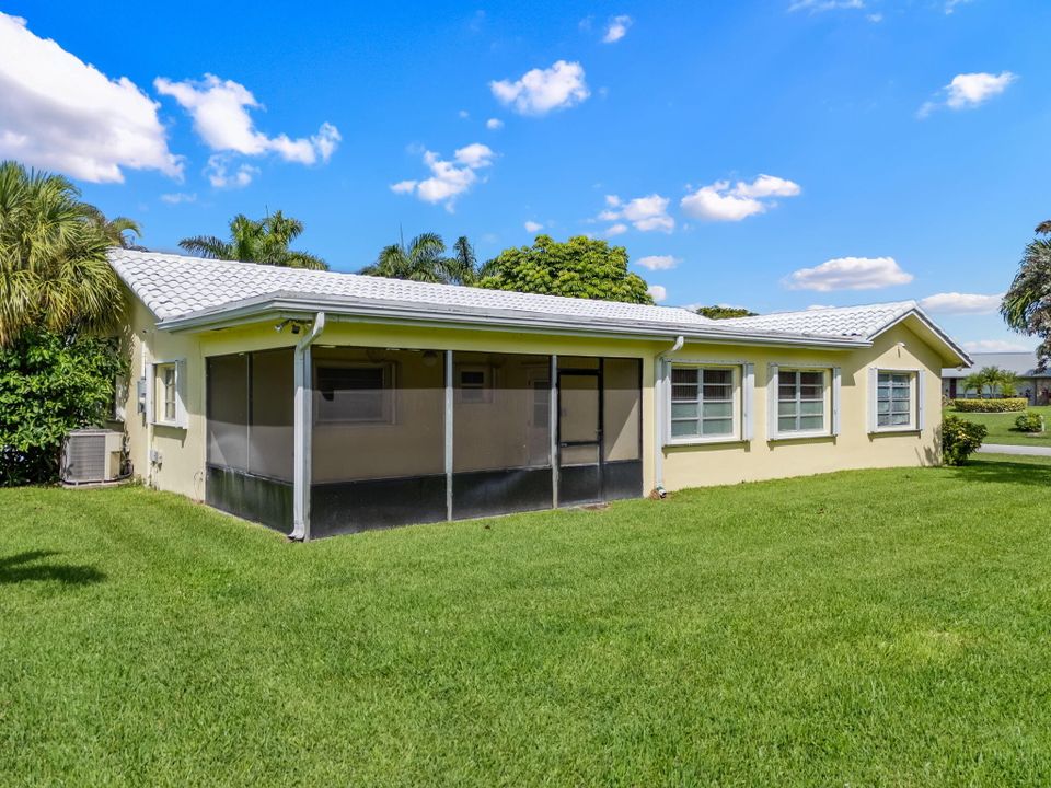 合同活跃: $565,000 (4 贝兹, 2 浴室, 1936 平方英尺)