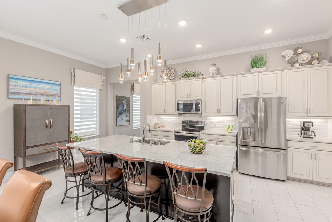 合同活跃: $759,000 (3 贝兹, 3 浴室, 2193 平方英尺)