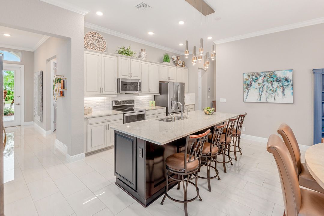 合同活跃: $759,000 (3 贝兹, 3 浴室, 2193 平方英尺)