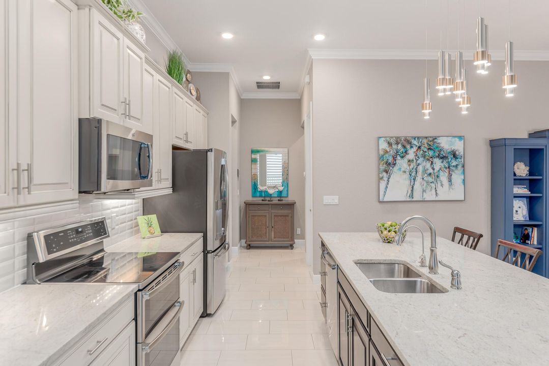 合同活跃: $759,000 (3 贝兹, 3 浴室, 2193 平方英尺)