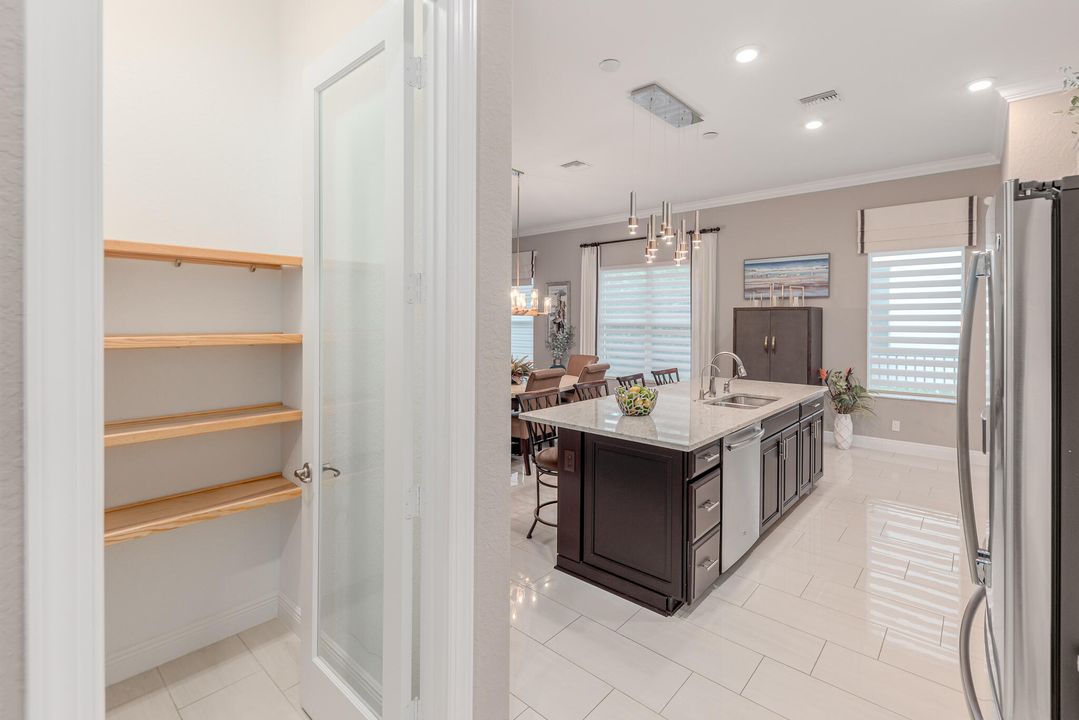 合同活跃: $759,000 (3 贝兹, 3 浴室, 2193 平方英尺)