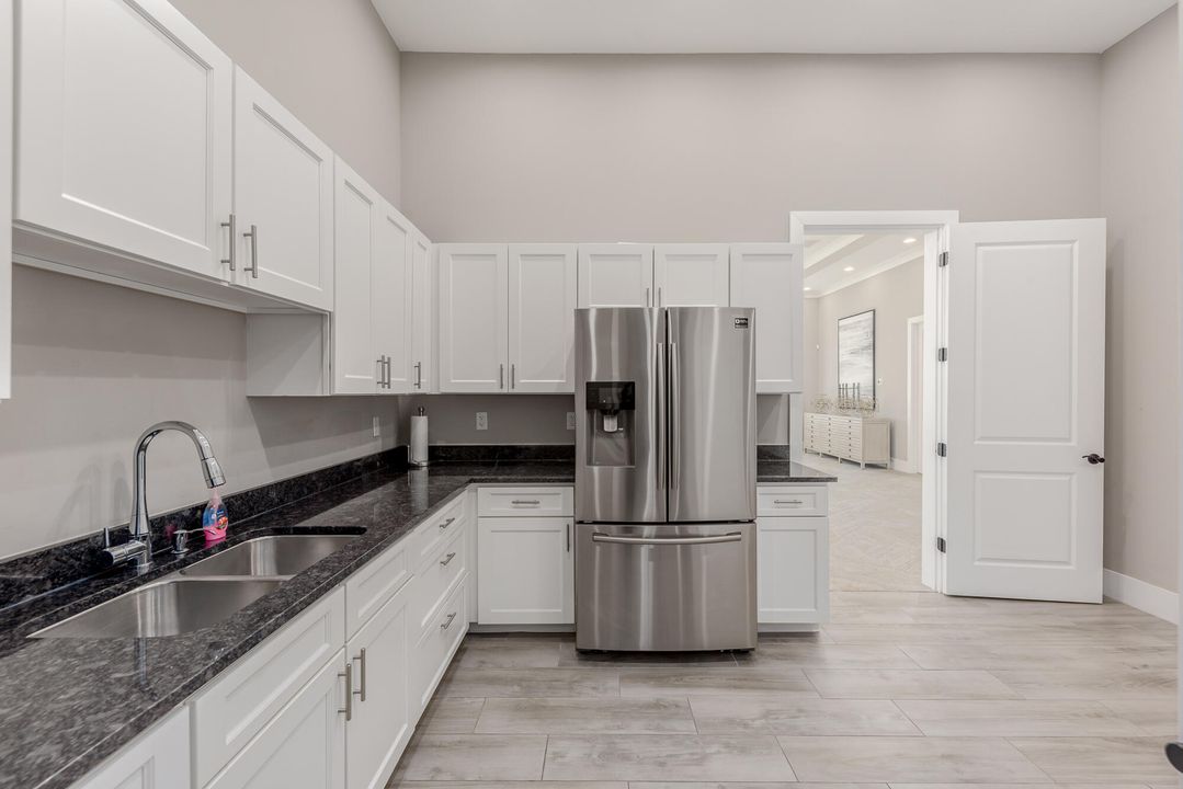 合同活跃: $759,000 (3 贝兹, 3 浴室, 2193 平方英尺)