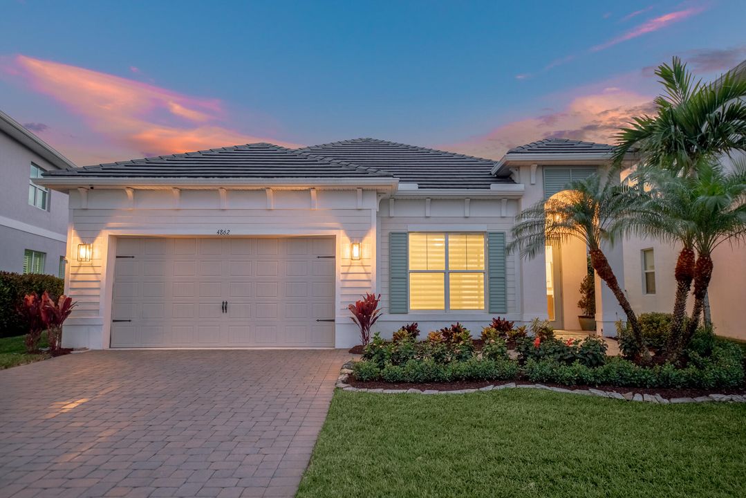 合同活跃: $759,000 (3 贝兹, 3 浴室, 2193 平方英尺)