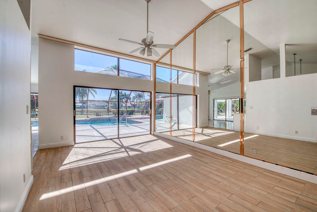 En Venta: $995,000 (4 camas, 2 baños, 2859 Pies cuadrados)