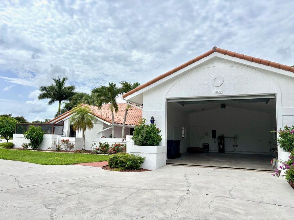 En Venta: $995,000 (4 camas, 2 baños, 2859 Pies cuadrados)