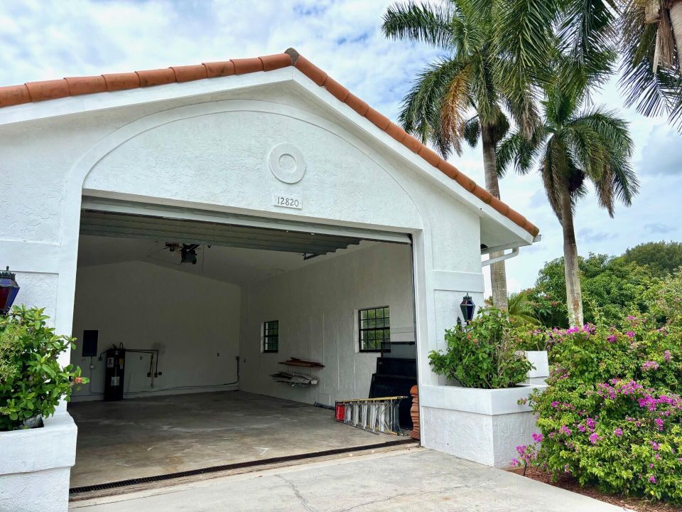 En Venta: $995,000 (4 camas, 2 baños, 2859 Pies cuadrados)