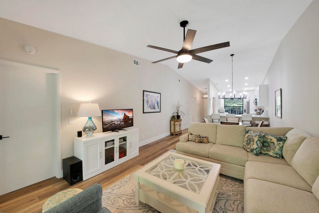 En Venta: $324,900 (2 camas, 2 baños, 1200 Pies cuadrados)