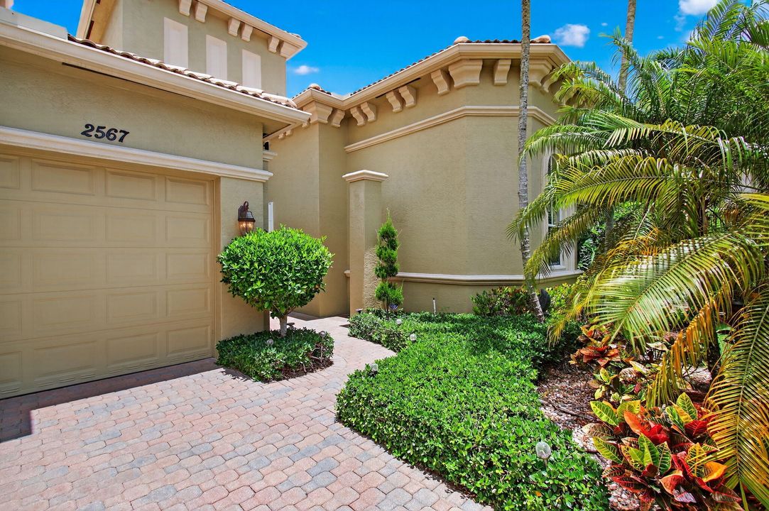 Activo con contrato: $1,125,000 (5 camas, 4 baños, 3372 Pies cuadrados)