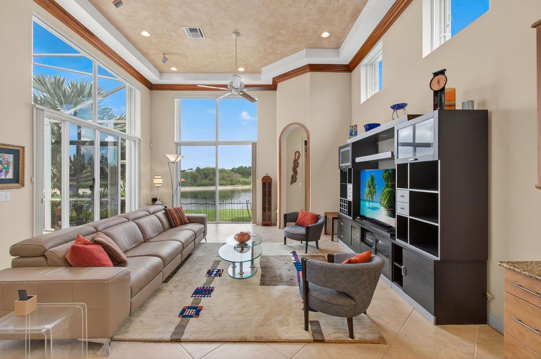 Activo con contrato: $1,125,000 (5 camas, 4 baños, 3372 Pies cuadrados)