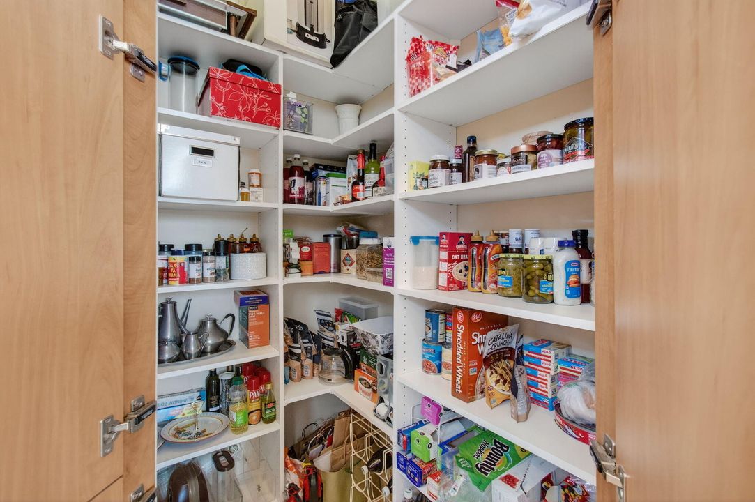 Activo con contrato: $1,125,000 (5 camas, 4 baños, 3372 Pies cuadrados)