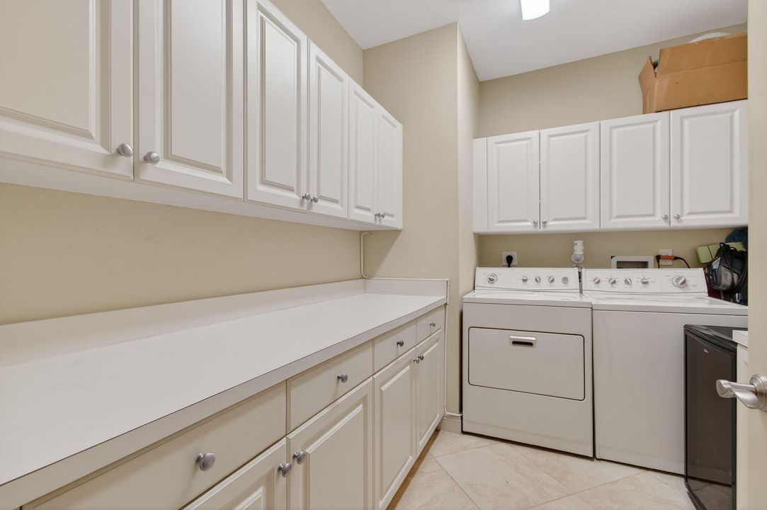 Activo con contrato: $1,125,000 (5 camas, 4 baños, 3372 Pies cuadrados)