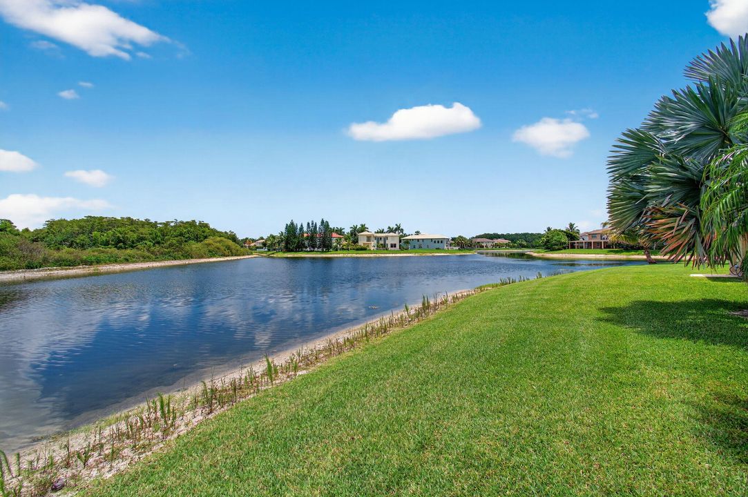 Activo con contrato: $1,125,000 (5 camas, 4 baños, 3372 Pies cuadrados)