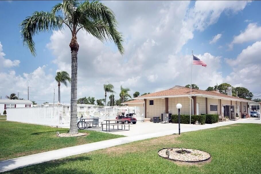 Active With Contract: $129,800 (2 beds, 1 baths, 728 Square Feet)