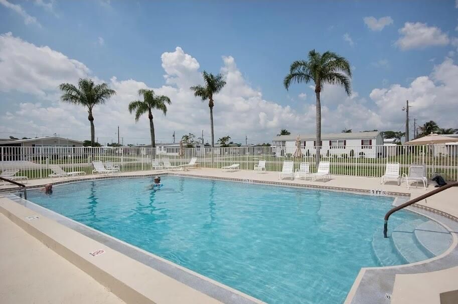 Active With Contract: $129,800 (2 beds, 1 baths, 728 Square Feet)