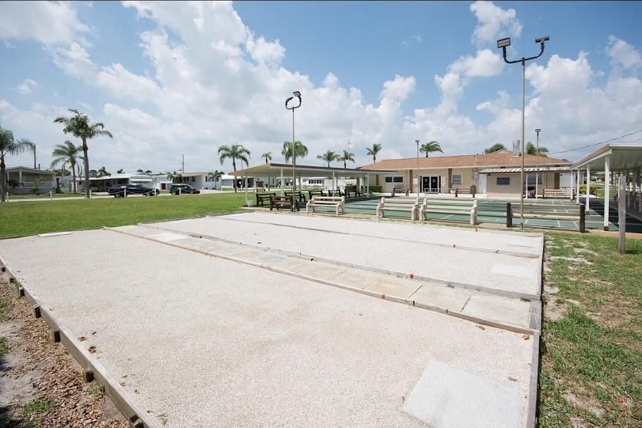 Active With Contract: $129,800 (2 beds, 1 baths, 728 Square Feet)