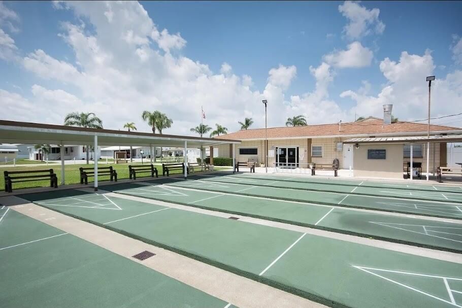 Active With Contract: $129,800 (2 beds, 1 baths, 728 Square Feet)