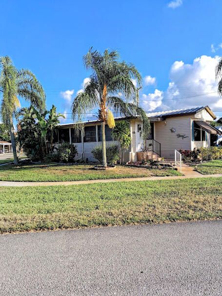 Active With Contract: $129,800 (2 beds, 1 baths, 728 Square Feet)