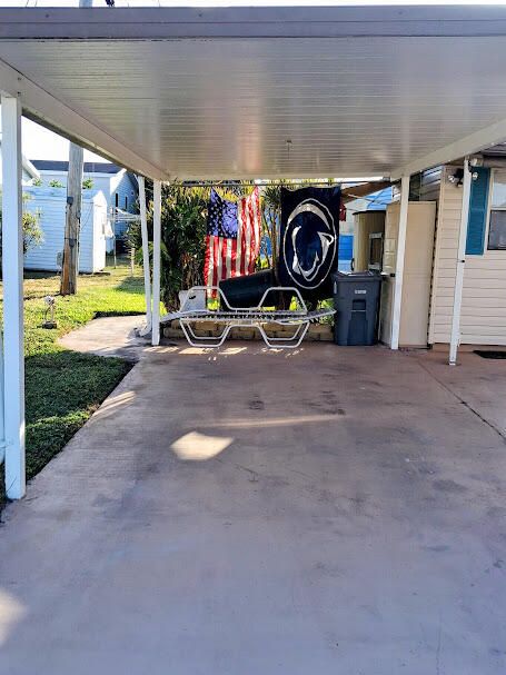 Active With Contract: $129,800 (2 beds, 1 baths, 728 Square Feet)