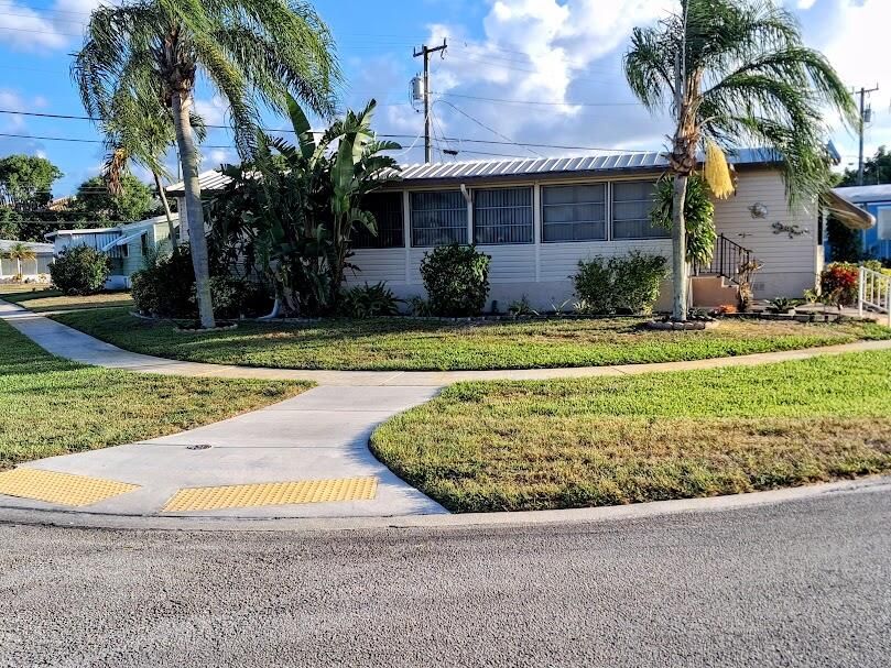 Active With Contract: $129,800 (2 beds, 1 baths, 728 Square Feet)