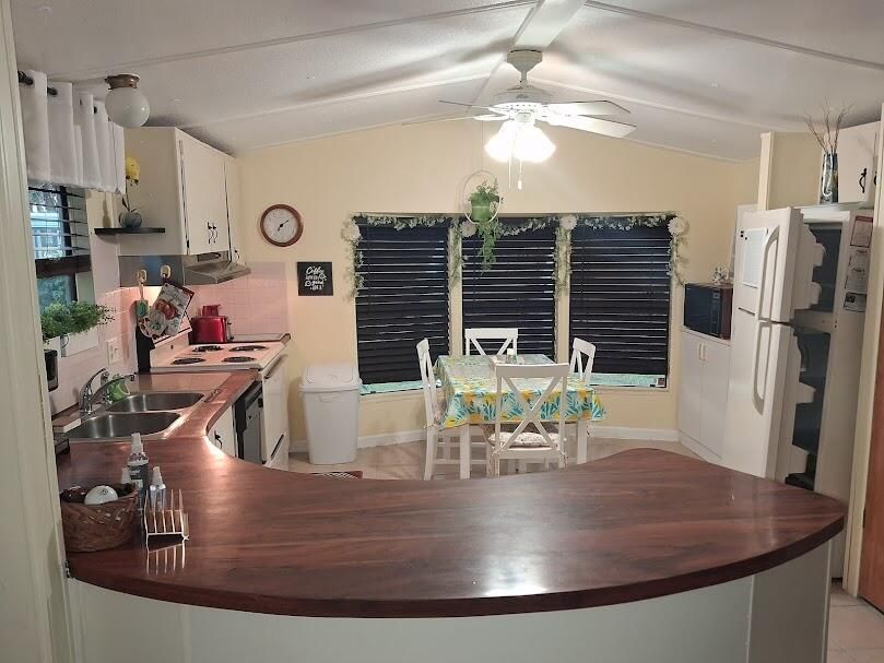 Active With Contract: $129,800 (2 beds, 1 baths, 728 Square Feet)