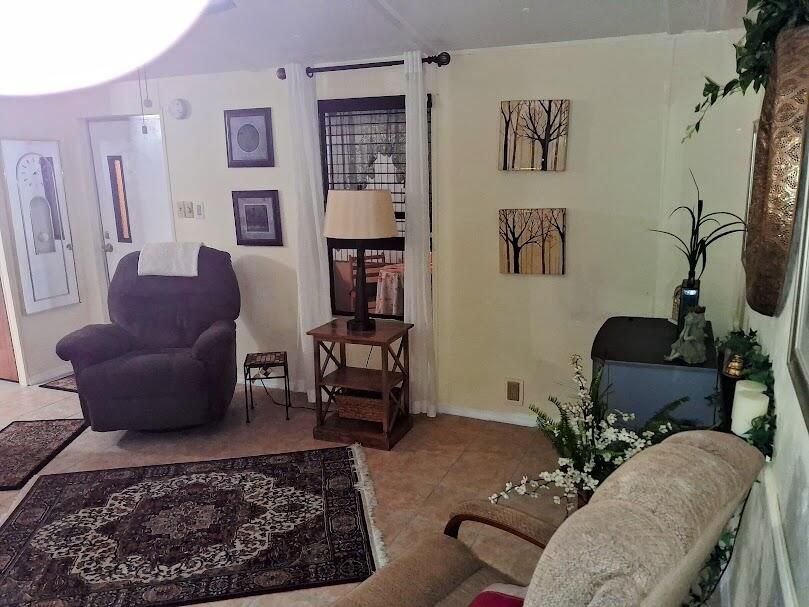 Active With Contract: $129,800 (2 beds, 1 baths, 728 Square Feet)