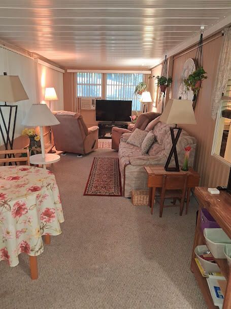 Active With Contract: $129,800 (2 beds, 1 baths, 728 Square Feet)