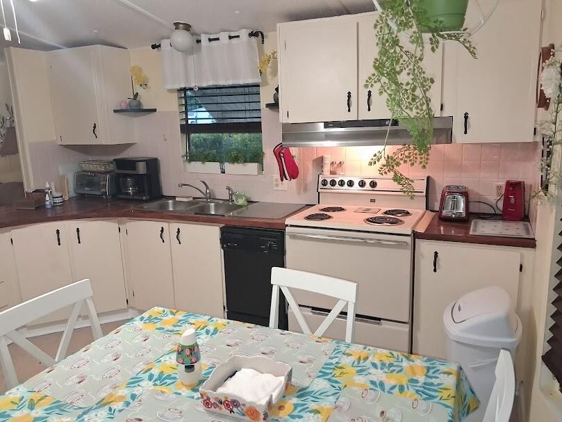 Active With Contract: $129,800 (2 beds, 1 baths, 728 Square Feet)