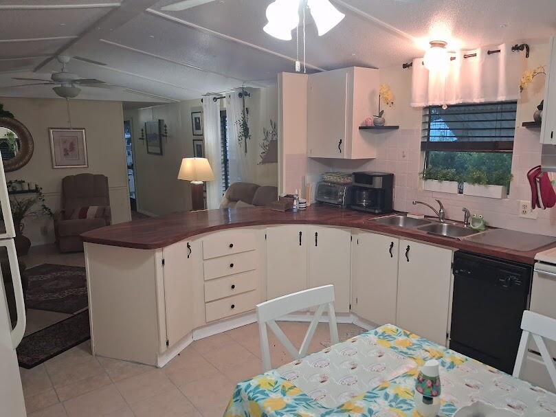 Active With Contract: $129,800 (2 beds, 1 baths, 728 Square Feet)