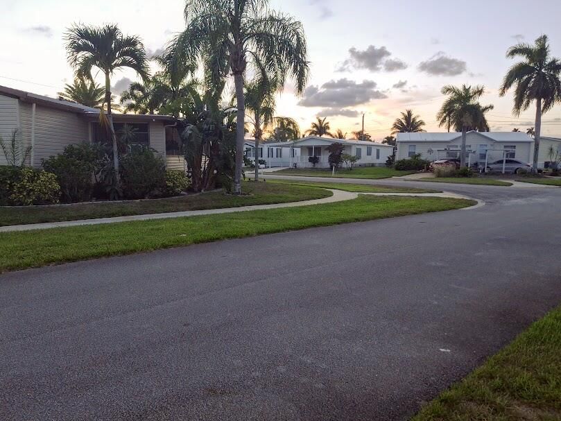 Active With Contract: $129,800 (2 beds, 1 baths, 728 Square Feet)