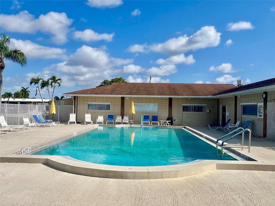 Active With Contract: $129,800 (2 beds, 1 baths, 728 Square Feet)